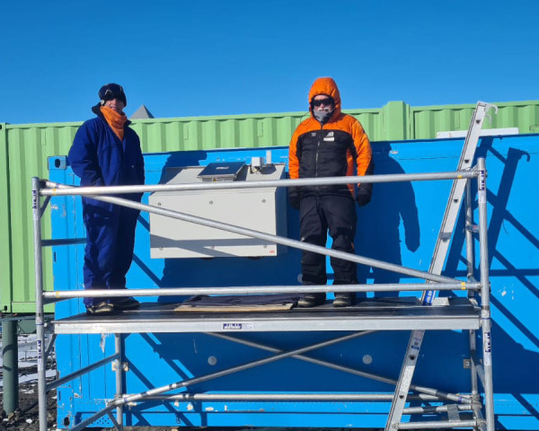 Gordon Brailsford and Dan Smale (ESNZ) beside the installed AERI instrument. 